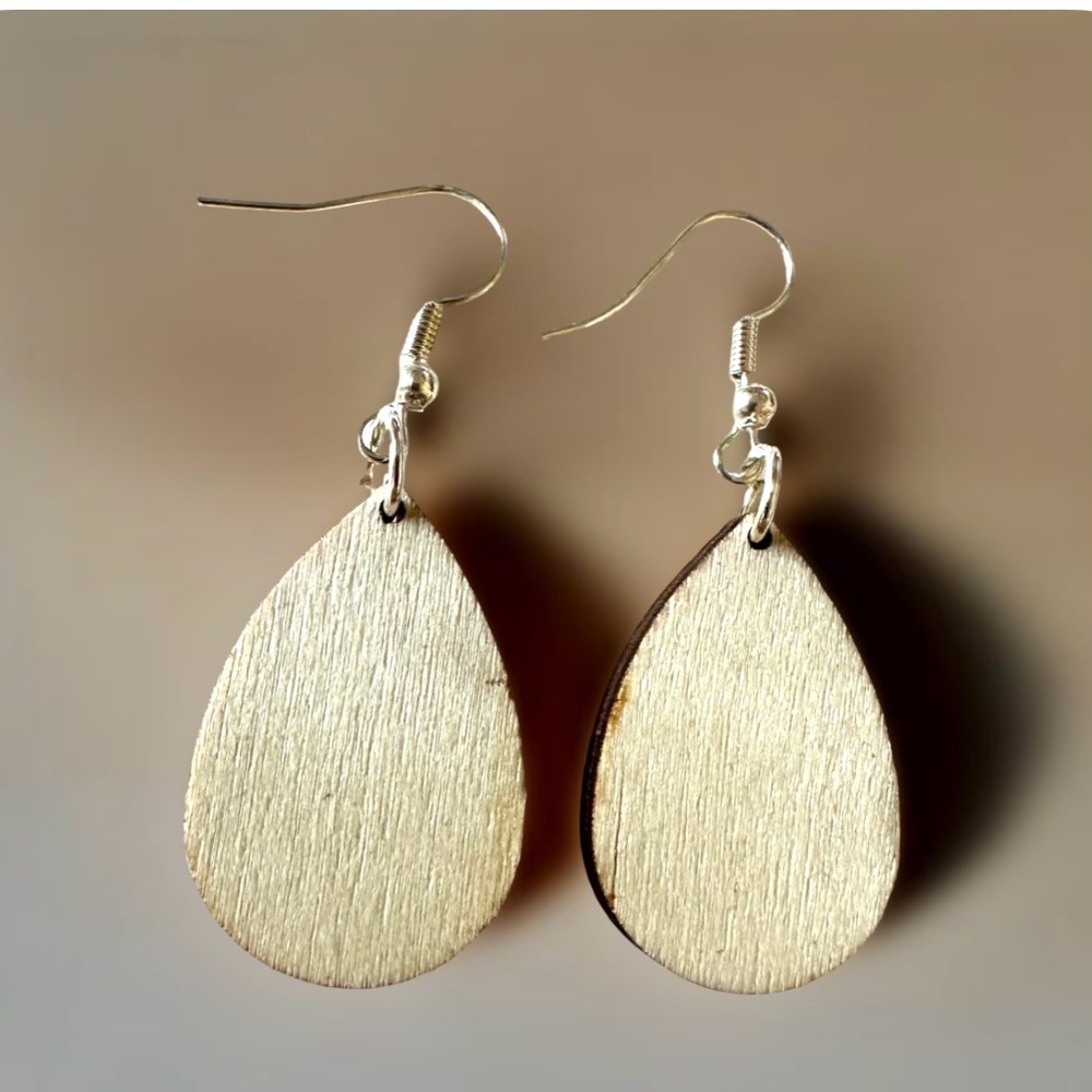 ⭐️ 5 for $25 Wooden Heart Design Teardrop Red & White Earrings Silver Tone Hoops - Picture 3 of 4